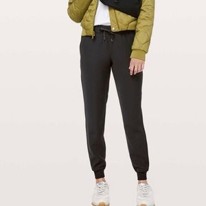Lululemon on the fly jogger black